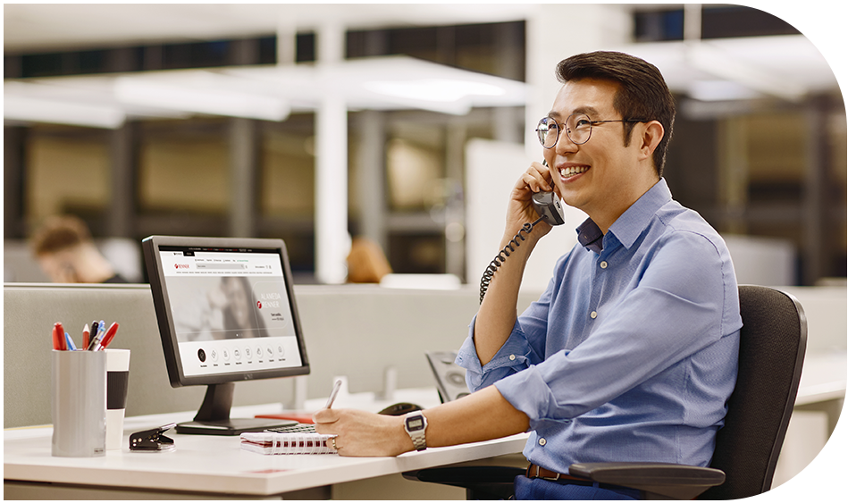 Homem fala ao telefone em ambiente corporativo