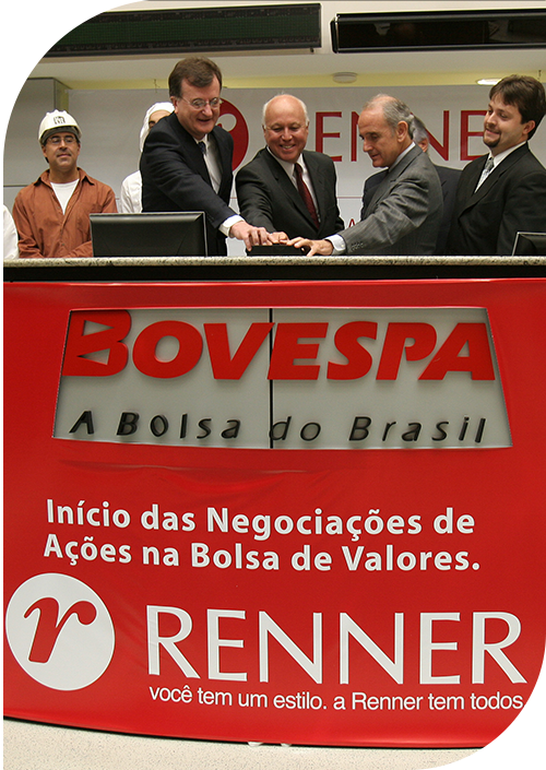 Grupo de pessoas celebra a iniciação das ações de empresa na bolsa de valores de São Paulo