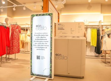 Móvel do Ecoestilo dentro de uma loja Renner
