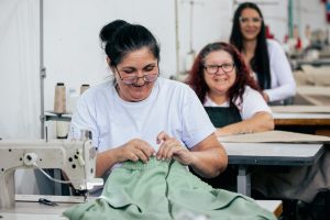 Com foco na transformação de vidas de mulheres e no desenvolvimento comunitário, pilar de ação social da Lojas Renner S.A. já beneficiou mais de 250 mil pessoas