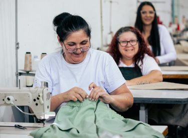 Com foco na transformação de vidas de mulheres e no desenvolvimento comunitário, pilar de ação social da Lojas Renner S.A. já beneficiou mais de 250 mil pessoas
