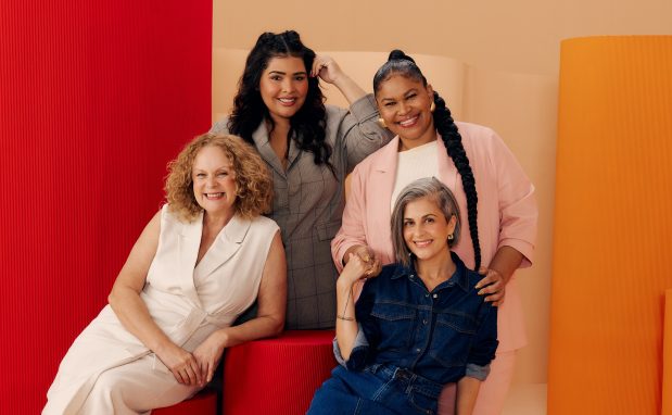 Grupo diverso de quatro mulheres posando para foto em estúdio