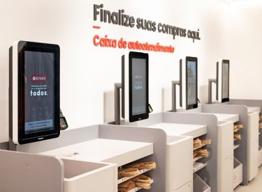 Terminais com tecnologia RFID permitem a leitura simultânea de todos os itens adquiridos pelos clientes e já estão presentes em mais de 50% das lojas da Renner.