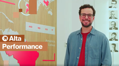 Homem com camisa jeans e óculos posa em frente a espaço memória. 