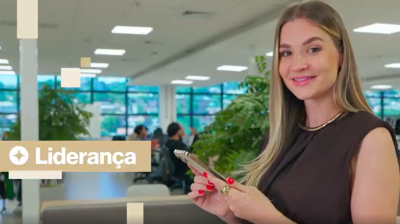 Mulher segurando celular